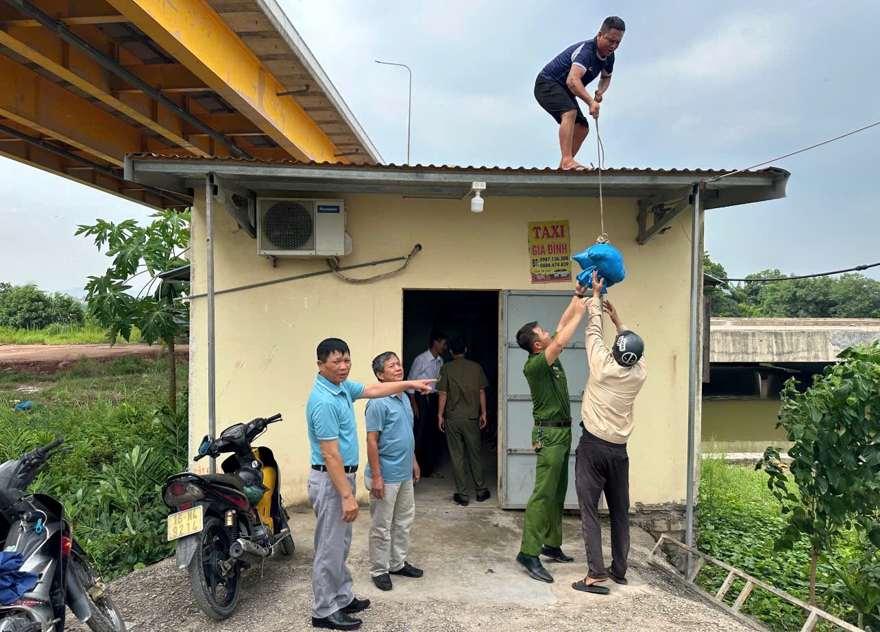 Công an phường Thuỷ Nguyên chủ động thường trực nơi xung yếu, giúp Nhân dân phòng, chống cơn bão Wipha (cơn bão số 3)